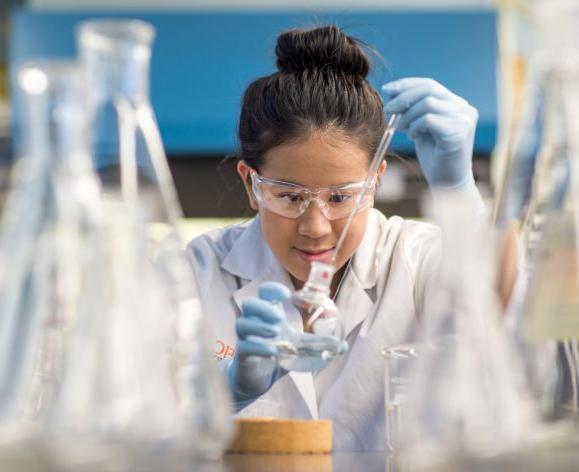 Pacific chemistry student in the lab